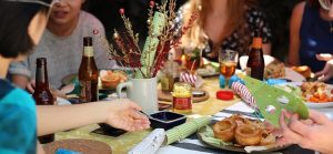 repas entre amis. Bouteilles et nourriture sur la table